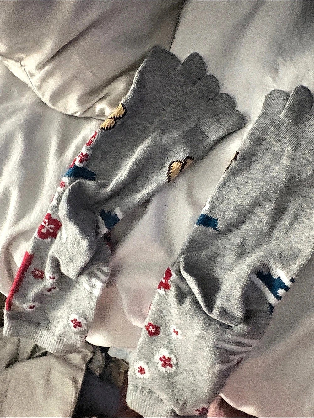 Gray & Red Patterned Gloves - Picture 5 of 5